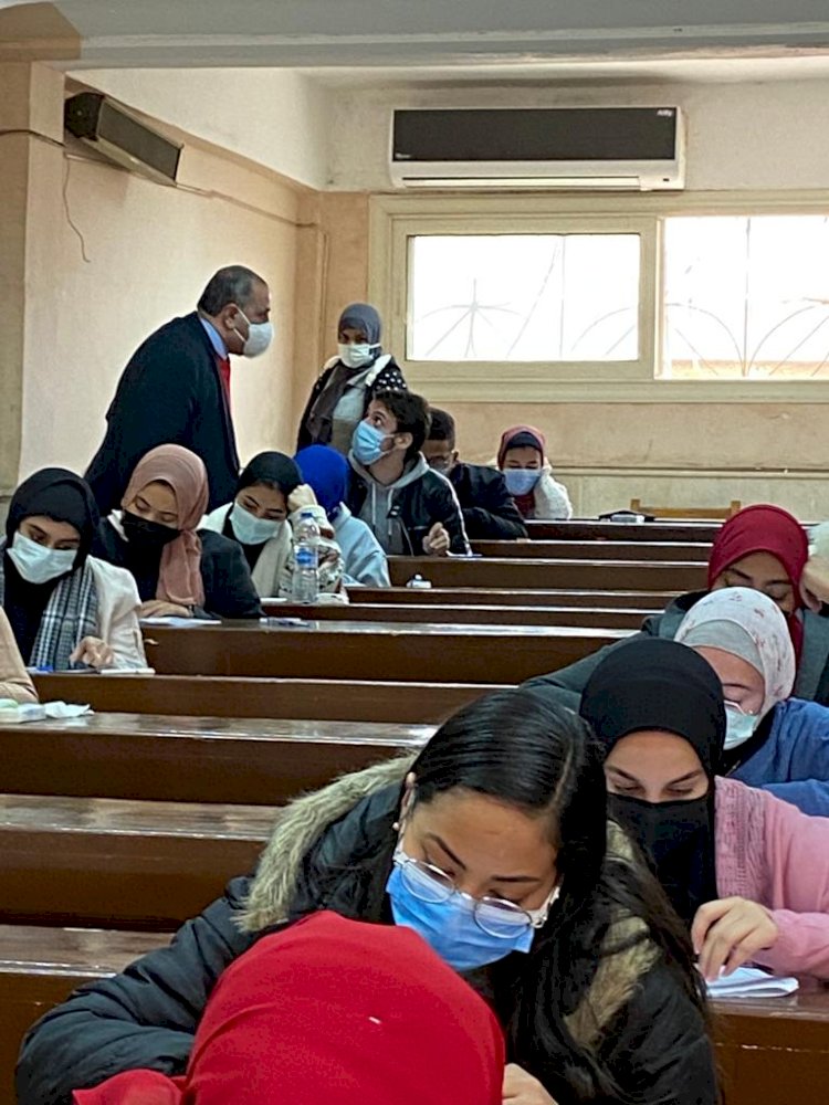 جوالة لقائم بأعمال رئيس جامعة حلوان  أثناء الامتحانات