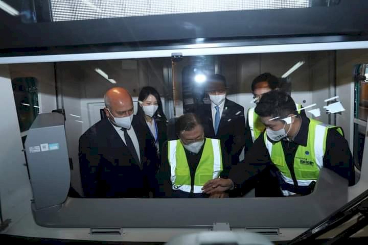 الرئيس الكوري الجنوبي داخل قطار مترو الانفاق المصري