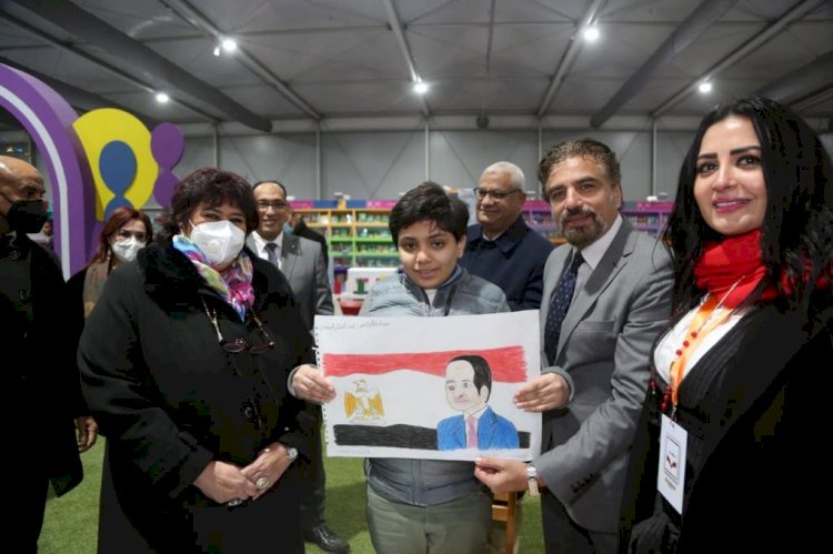 وزيرة الثقافة تتفقد أنشطة جناح الطفل بمعرض القاهرة الدولي للكتاب 53