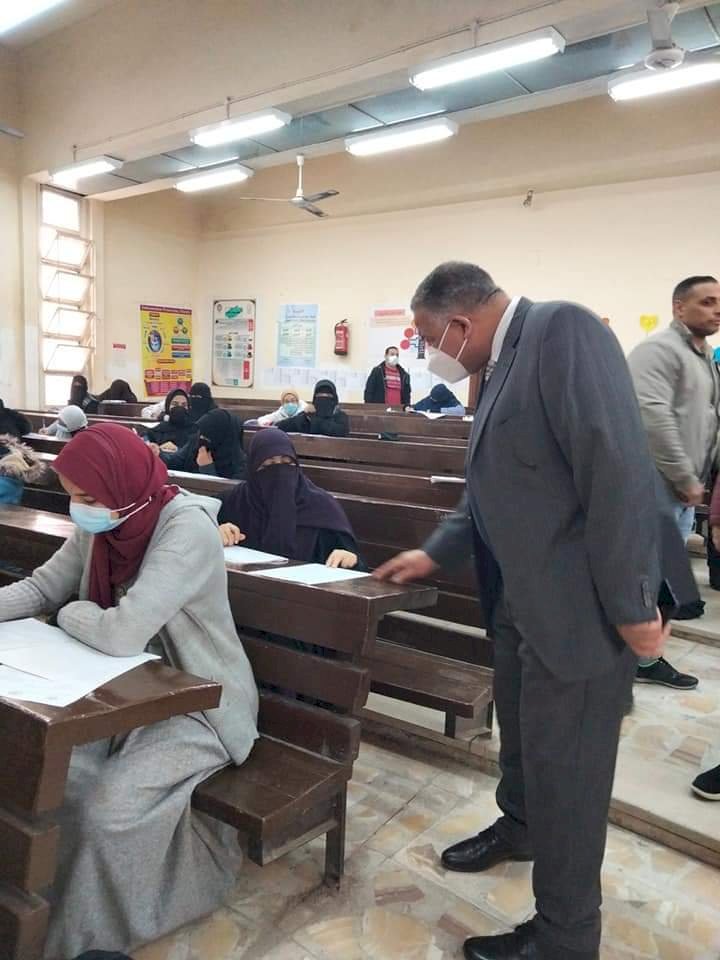 نائب رئيس جامعة الأزهر والأمين العام يتابعان لجان الامتحانات بفرع البنات 
