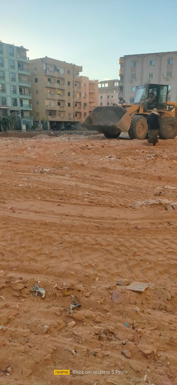 محافظة الجيزة: رفع ٩٠٠ طن مخلفات ورتش من قطع أراضي فضاء بحدائق الاهرام