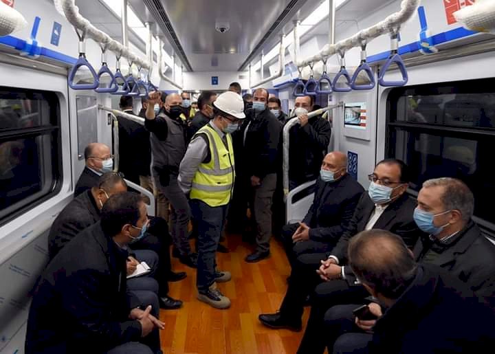 رئيس الوزراء يتابع التشغيل التجريبي للقطار الكهربائي الخفيف LRT .. ويستقل أحد القطارات من محطة الشروق حتى بدر  