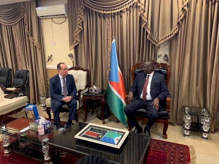 السفير المصري في جوبا يلتقي نائب رئيس جنوب السودان لقطاع البنية التحتية