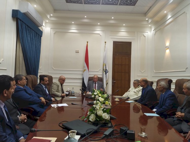 عبد العال يتلقى برئيس وأعضاء اللجنة العامة لنقابة العاملين بمحافظة القاهرة
