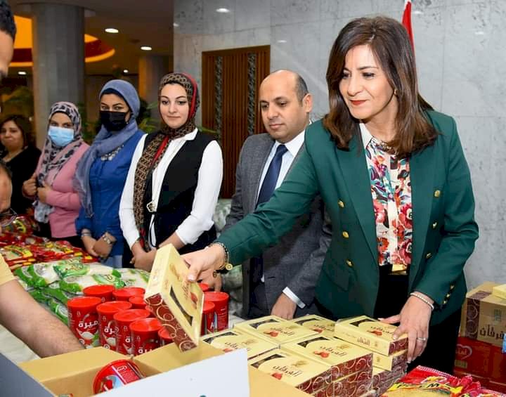 وزارة الهجرة تشارك مؤسسة مصر الخير في تعبئة كراتين حملة "إفطار صائم"