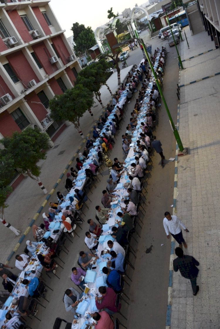جامعة سوهاج تنظم إفطار جماعي رمضاني لمنسوبيها
