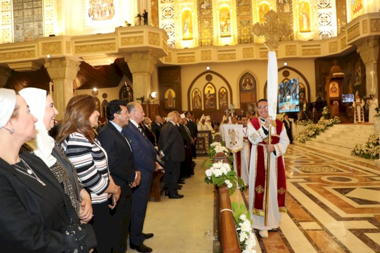 محافظ القاهرة يحضر قداس عيد القيامة المجيد بالكنيسة المرقسية بالعباسية