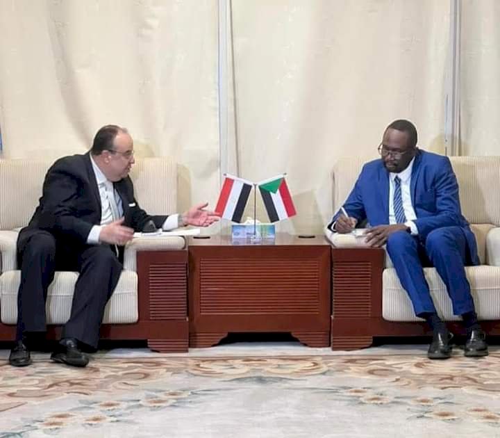 السفير المصري بالخرطوم يلتقي وزير الطاقة والنفط السوداني