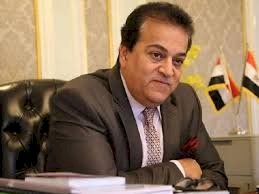 وزير التعليم العالي يستعرض تقريرًا حول المشروعات البحثية المقدمة من الجامعات المصرية المشاركة في مؤتمر "مصر تستطيع بالصناعة"