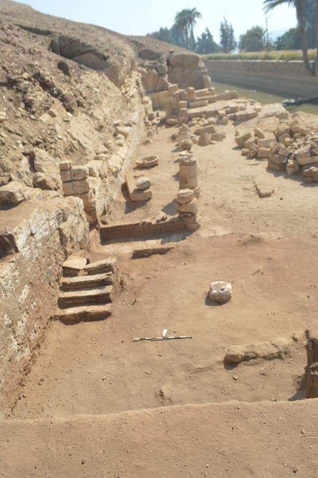 السياحة و الآثار : الكشف عن أحد نقاط التفتيش والمراقبة وبقايا معبد وما يقرب من 85 مقبرة من العصر البطلمي بسوهاج