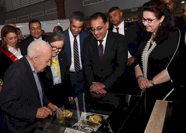 رئيس الوزراء يحضر عددا من الفعاليات الفنية والثقافية بمدينة الثقافة بالعاصمة التونسية