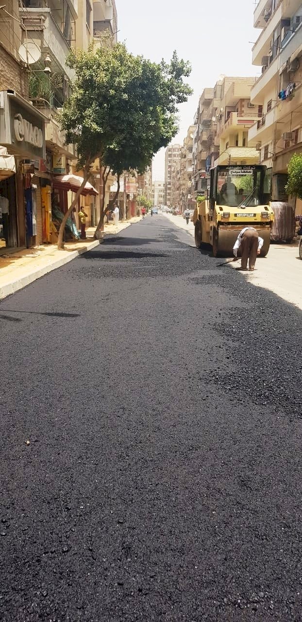 ضمن خطة مشروعات برنامج التنمية المحلية بصعيد مصر ..  الانتهاء من رصف شارع " الكاشف " بحي شرق بتكلفة 700 ألف جنيه