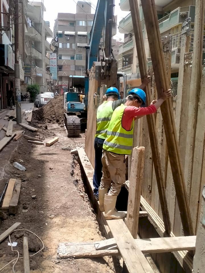 استمرار أعمال إحلال وتجديد شبكة صرف صحي شارع ( 16 ) بحي شرق سوهاج
