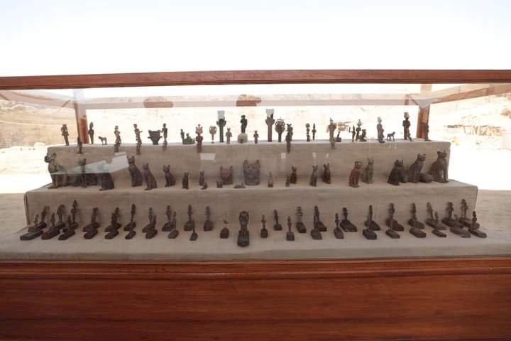 وزارة السياحة و الآثار: الكشف عن أول وأكبر خبيئة تماثيل برونزية بجبانة البوباسطيون بسقارة