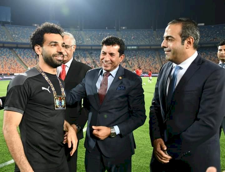 وزير الرياضة ورئيس اتحاد الكرة يكرمان "محمد صلاح" قبل انطلاق مباراة مصر وغينيا 