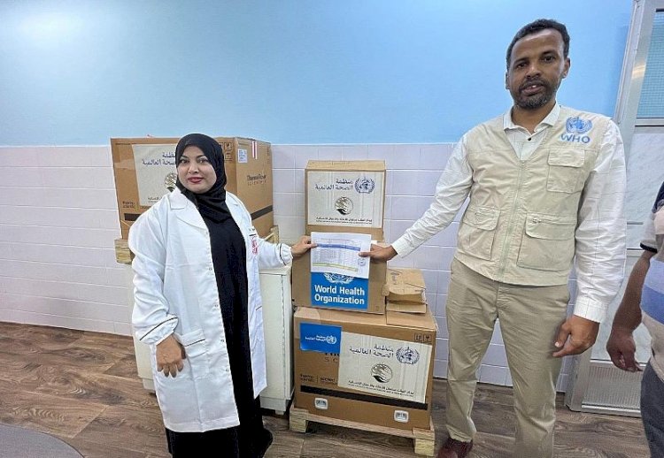 مركز الملك سلمان للإغاثة سلم وزارة الصحة اليمنية جهازين لتشخيص الأمراض المعدية وقدم خدمات طبية في عبس