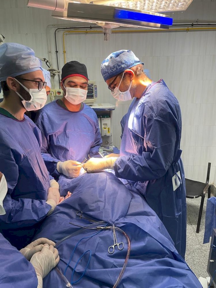 مستشفي سوهاج الجامعي  تجري المرحلة الثانية من العملية الجراحية لبناء ملامح وجه لطفلة من دولة اليمن الشقيقة