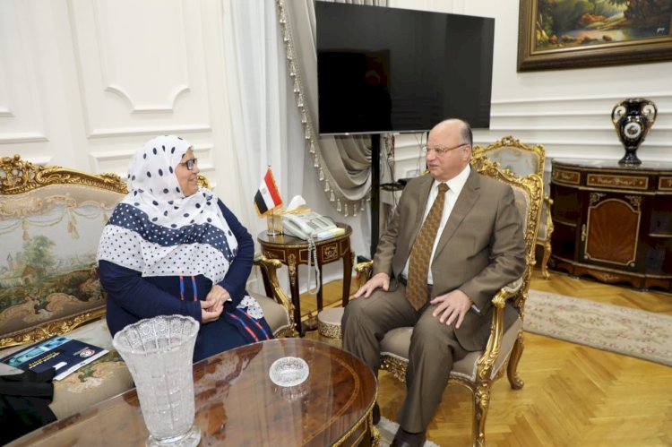 محافظ القاهرة يستقبل  السيدة نجلاء محمد الخضرى الحاصلة على وسام الاستحقاق من الدرجة الثانية