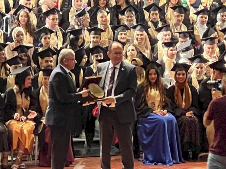 رئيس جامعة حلوان يشهد حفل تخرج كلية التربية الفنية 