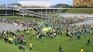 انتشار قوات  الشرطة البرازيلية في نقطة تجمع أقامها أنصار الرئيس السابق جايير بولسونارو