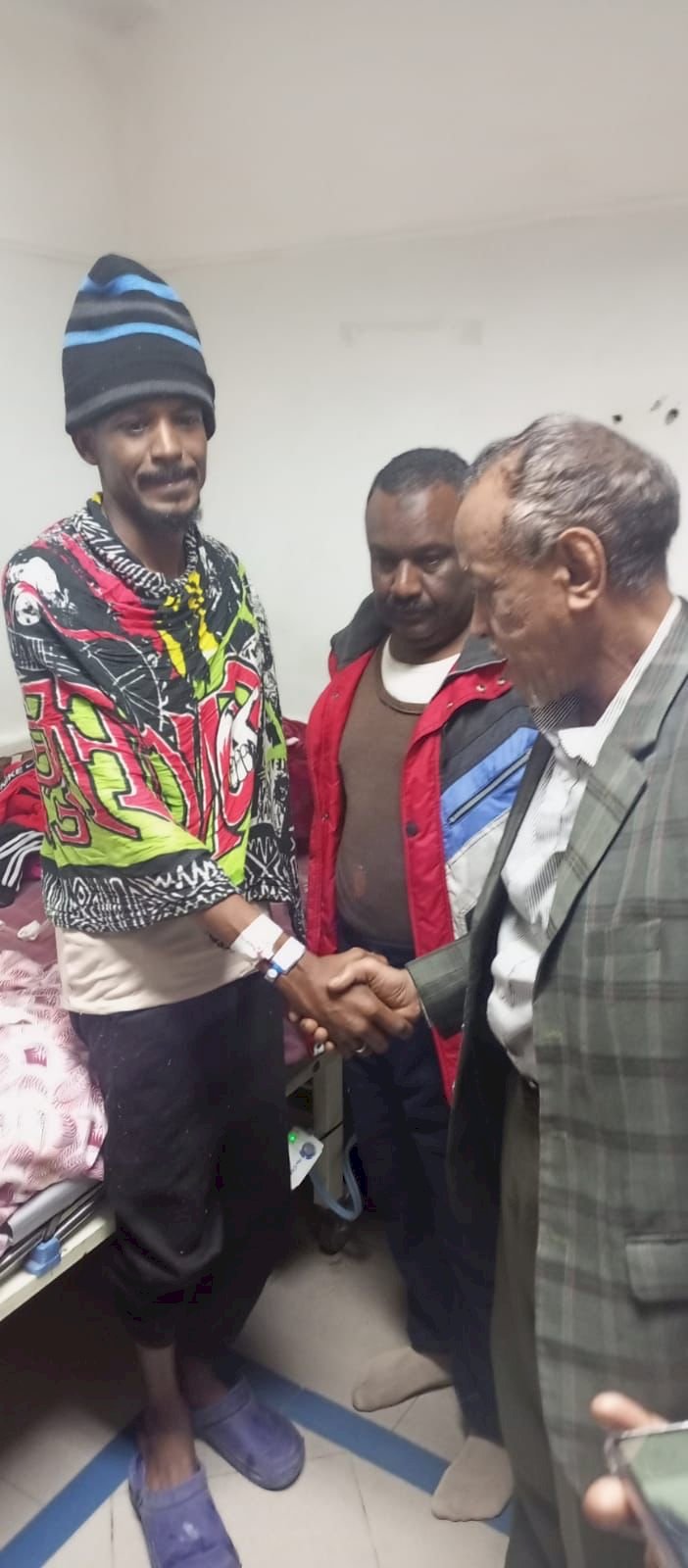 السفير الصادق عمر عبدالله يزور مواطن سوداني في مستشفى أسيوط