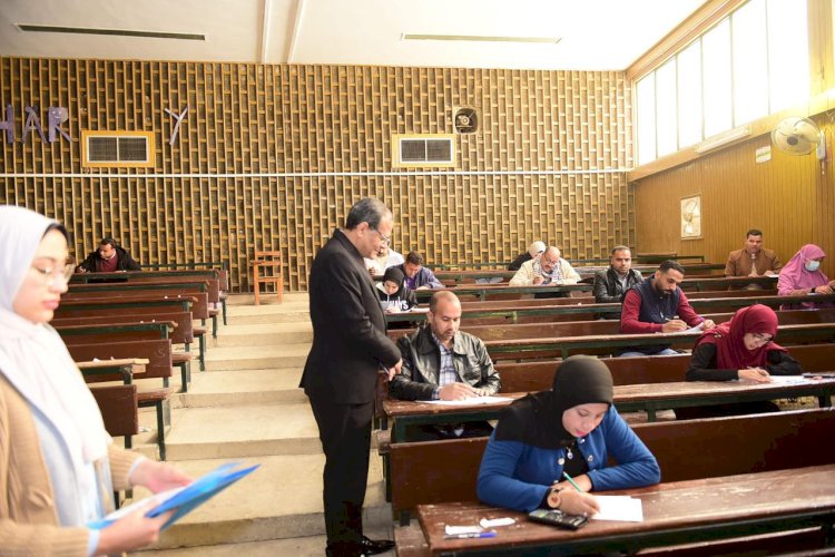 ١٧٣٦ طالب يؤدون امتحانات الفصل الدراسي الأول لبرامج التعليم المدمج بجامعة سوهاج