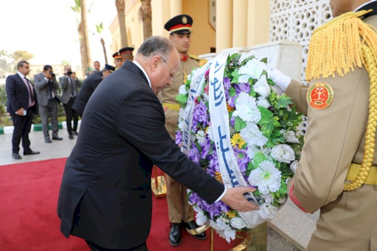 محافظ القاهرة: يضع إكليلًا من الزهور على مقابر شهداء المنطقة العسكرية بمنطقة الخفير