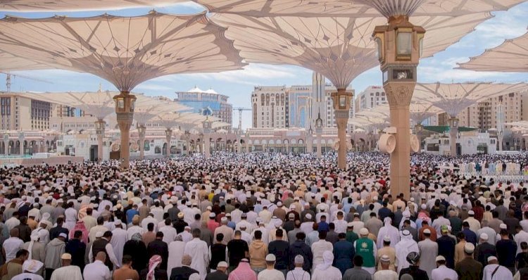 جموع المصلين بالحرمين الشريفين تؤدي أول صلاة جمعة في شهر رمضان المبارك