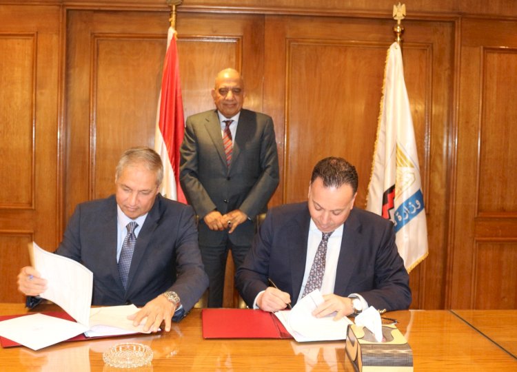 المهندس محمود عصمت يشهد توقيع اتفاق تسوية بين "النيل لحليج الأقطان" والقابضة للتشييد والتعمير