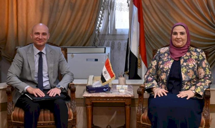 وزيرة التضامن الاجتماعي تلتقي المدير التنفيذي للهلال الأحمر المصري للوقوف على آخر تطورات مركز خدمات الإغاثة الإنساني