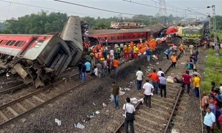 بعد ارتفاع عدد الضحايا.. الهند تفسرسبب كارثة حادث القطارات