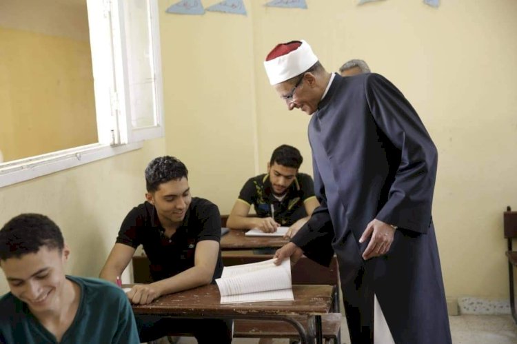 طلاب القسم الأدبى بالثانوية الأزهرية بالإسكندرية يؤدون امتحان البلاغة