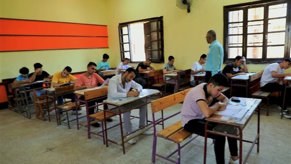 طلاب الثانوية العامة يبدأون امتحان مادة التربية الدينية