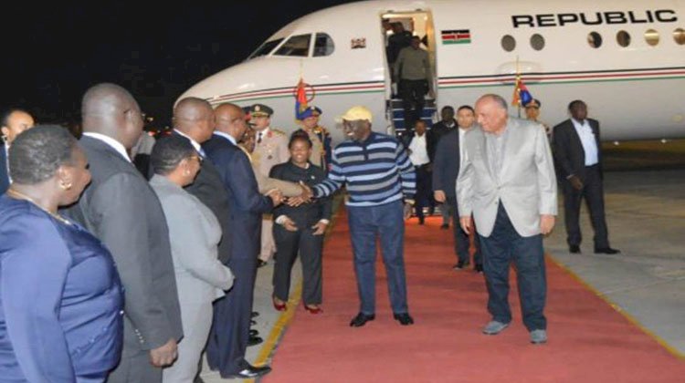 وزير الخارجية يستقبل رئيس كينيا بمطار القاهرة