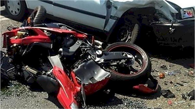 حادث تصادم بين سيارة ودراجة نارية 