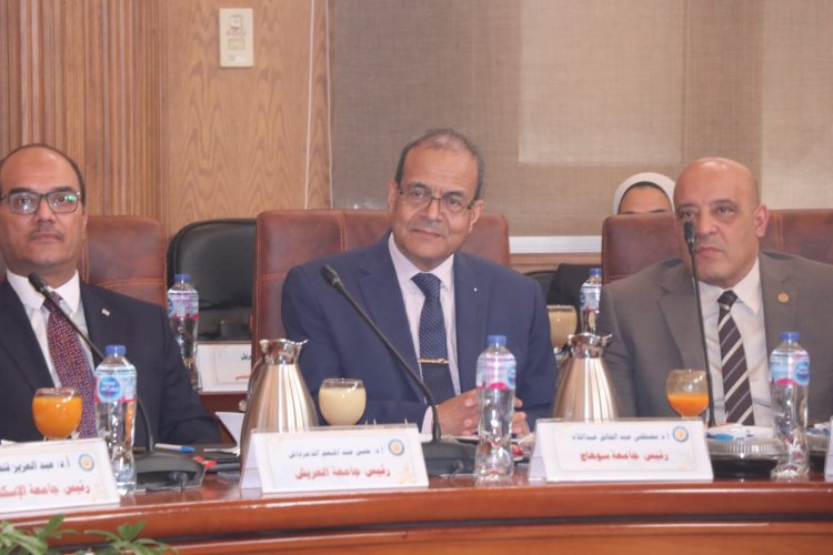 رئيس جامعة سوهاج يشارك في الاجتماع الدوري للمجلس الأعلى للجامعات بجامعة قناة السويس