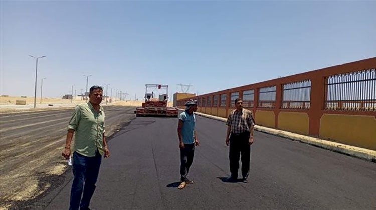 رئيس مركز نخل يتابع مشروعات رصف الطرق في شمال سيناء
