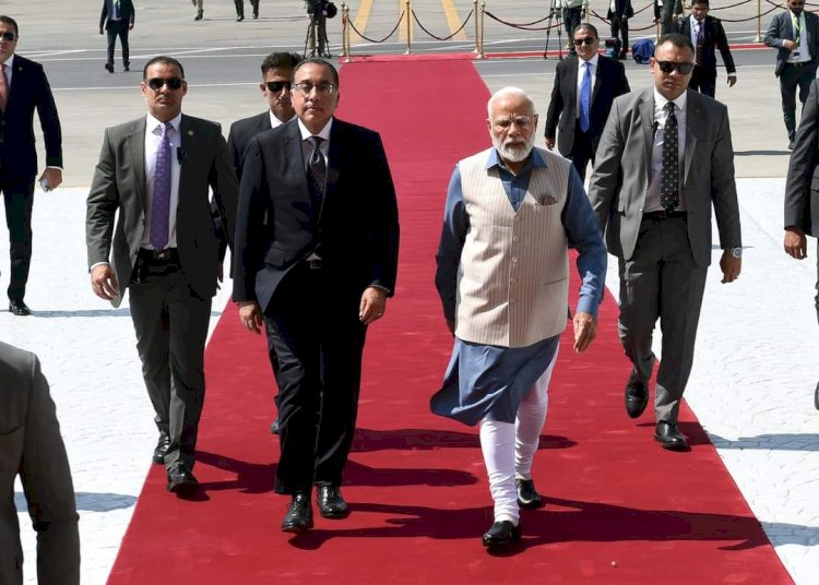 رئيس الوزراء يستقبل رئيس الوزراء الهندي والوفد المرافق له بمطار القاهرة   