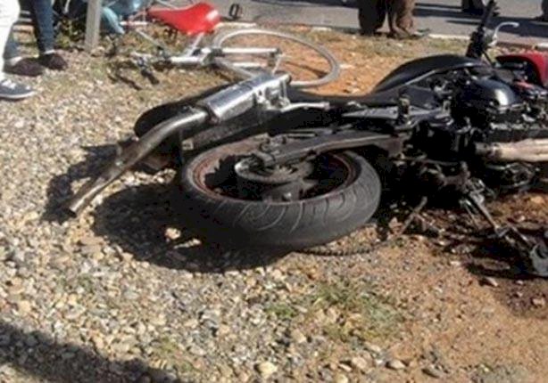 مصرع شخص في حادث تصادم سيارة ملاكي ودراجة بخارية