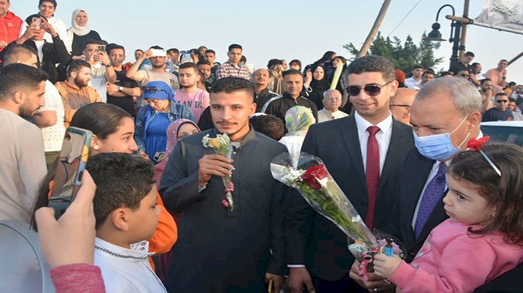 محافظ القليوبية يوزع الورود على الأطفال والمواطنين في أول أيام العيد