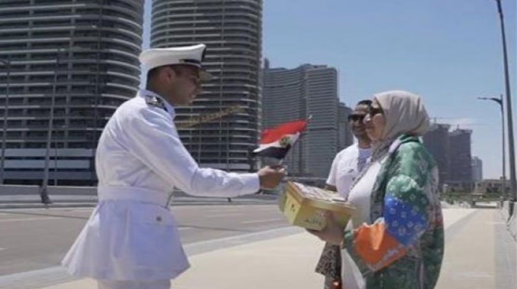 الشرطة تشارك المواطنين احتفالات 30 يونيو بتوزيع الهدايا بالشوارع