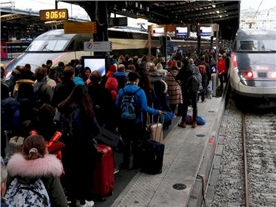 فرنسا تعلن توقف حركة المواصلات العامة بجميع أنحاء البلاد اعتبارا من 9 مساء