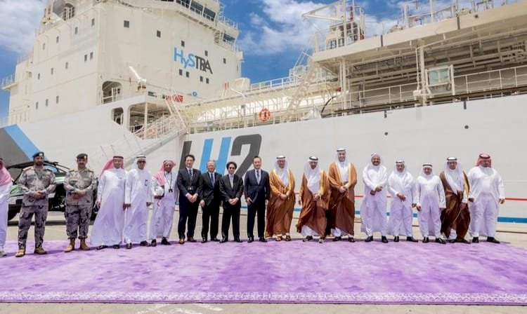 السعودية.. وزير الطاقة ووزير الاستثمار يزوران ناقلة الهيدروجين اليابانية الأولى عالمياً في ميناء جدة
