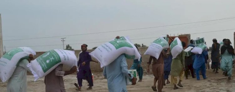 مركز الملك سلمان للإغاثة يواصل توزيع المساعدات الإغاثية وسلال غذائية وأكياس دقيق لمتضرري الفيضانات والأسر الأكثر حاجة في أقاليم باكستان