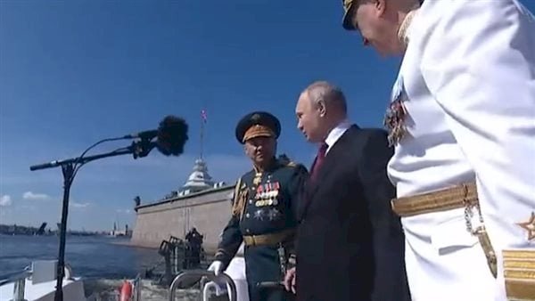 وزير الدفاع الروسي يظهر مع بوتين خلال العرض العسكري البحري