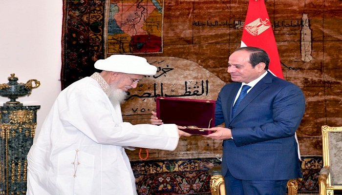 الرئيس السيسي يمنح سلطان البهرة وشاح النيل خلال لقائه به في القاهرة