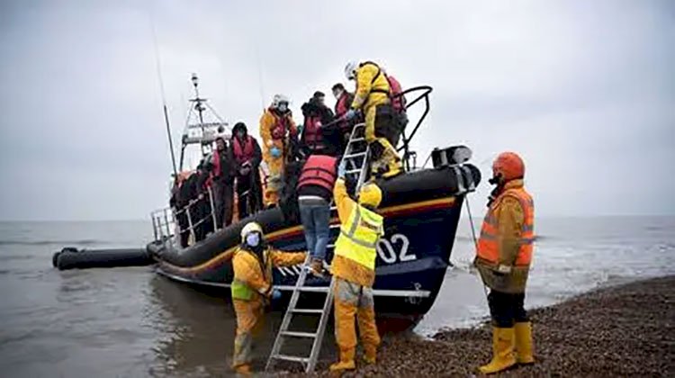 مصرع 6 أشخاص إثر غرق قارب مهاجرين فى قناة تفصل بين فرنسا وإنجلترا