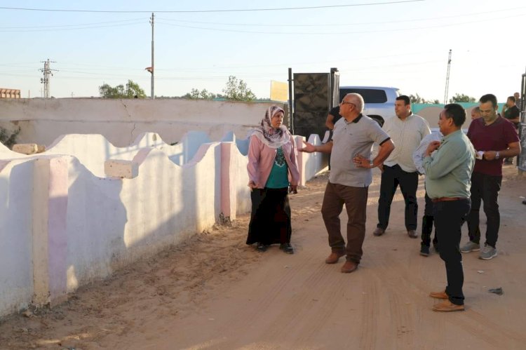 محافظ الوادي الجديد يتفقّد الممشى بقرية بغداد ويلتقي المواطنين