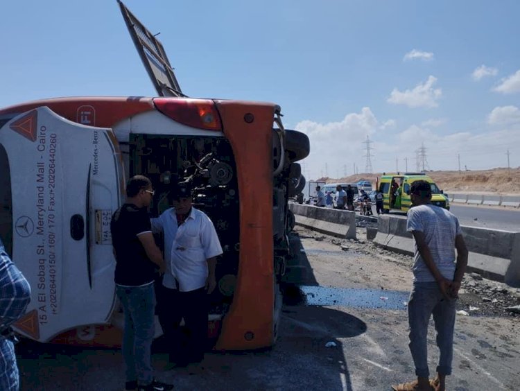 إصابة 48 راكب في انقلاب أتوبيس سياحى أعلى كوبري ألماظة