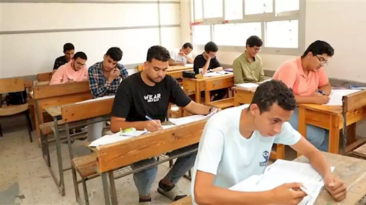 طلاب الثانوية العامة يبدأون امتحان اللغة العربية دور ثان